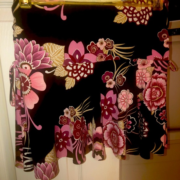 Stretch waist floral mini skirt. Pink and black Juniors Sz Small - Picture 1 of 3